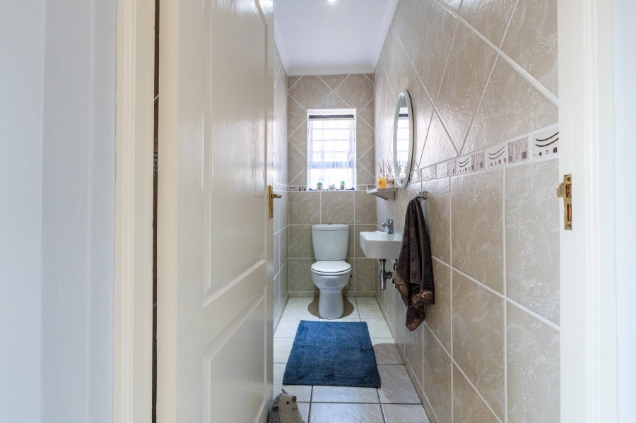 4 Bedroom Property for Sale in Menkenkop Western Cape